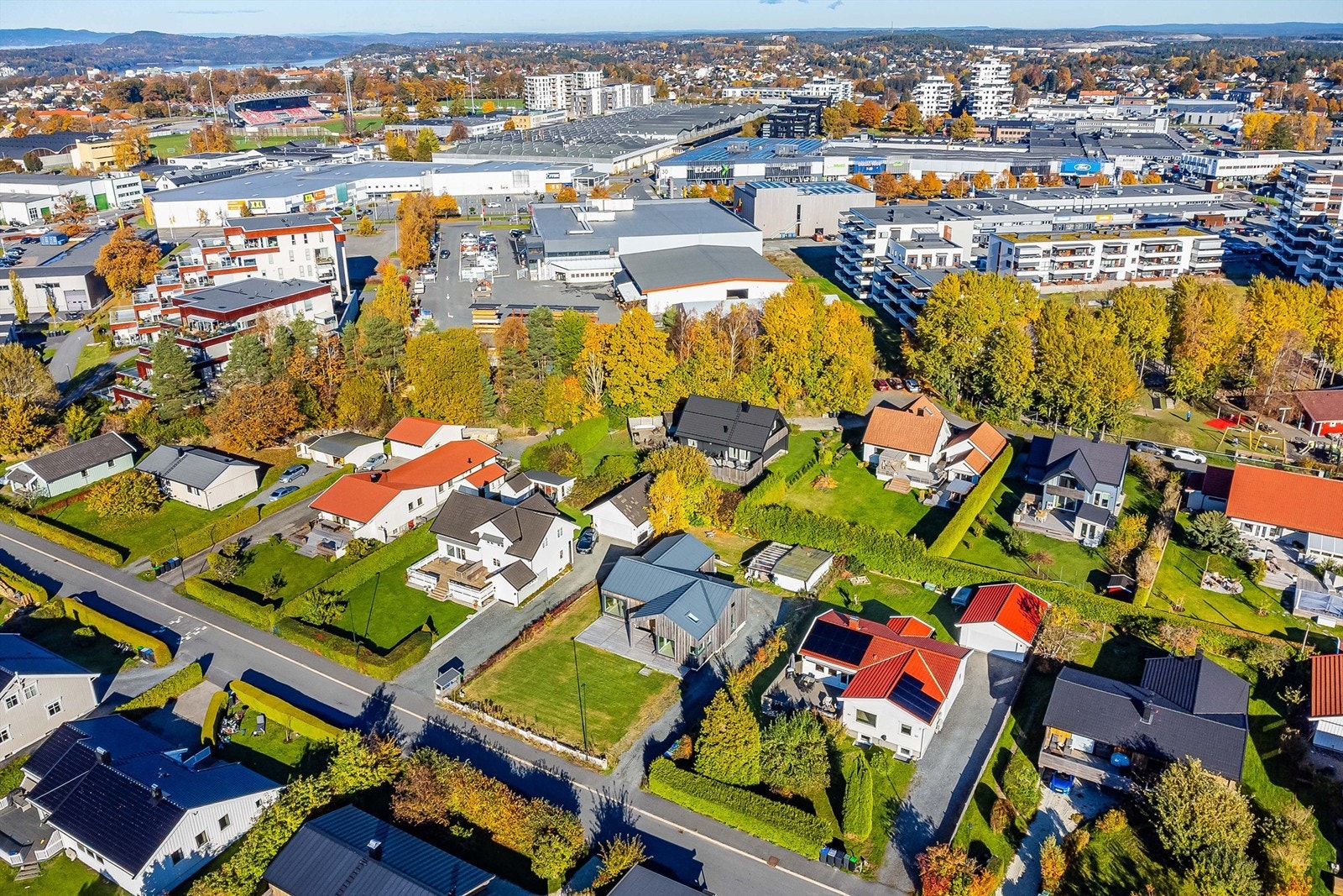 Kjøpesenter, store varehus og et rikt tilbud av helsetjenester er lett tilgjengelig rundt Varnaveien, like ved Ekholt. Galleribilde