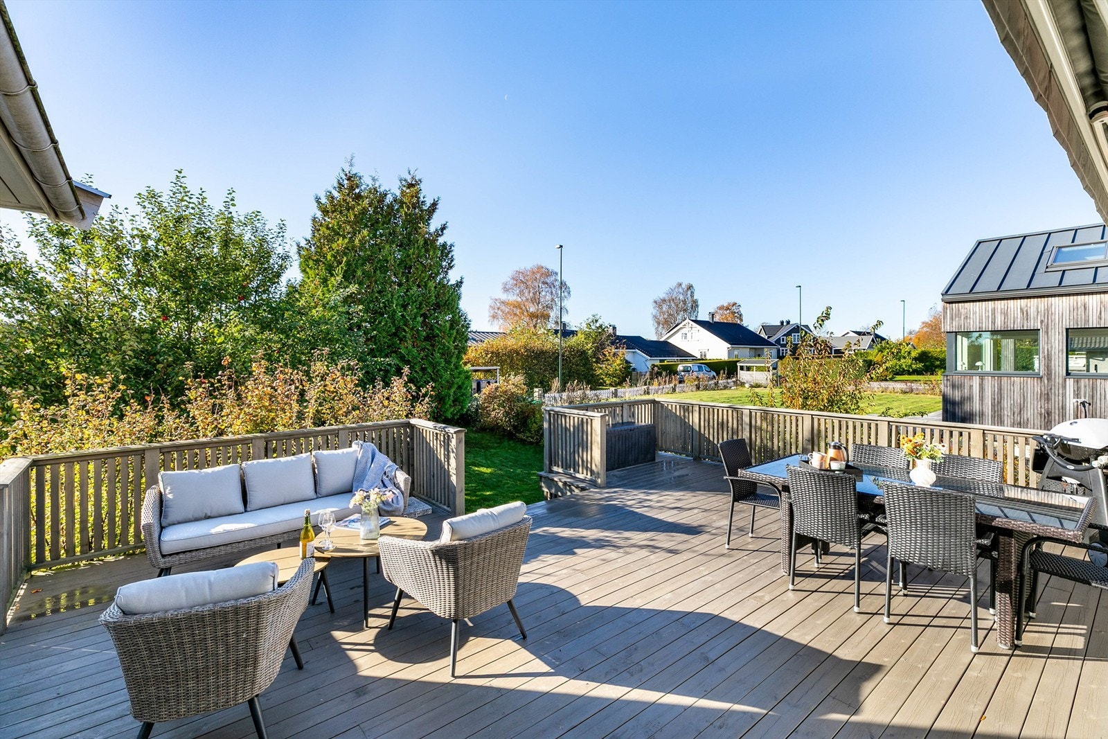 På den romslige terrassen er det mulighet for både store sittegrupper og sammenkomster utendørs om været tillater. Galleribilde