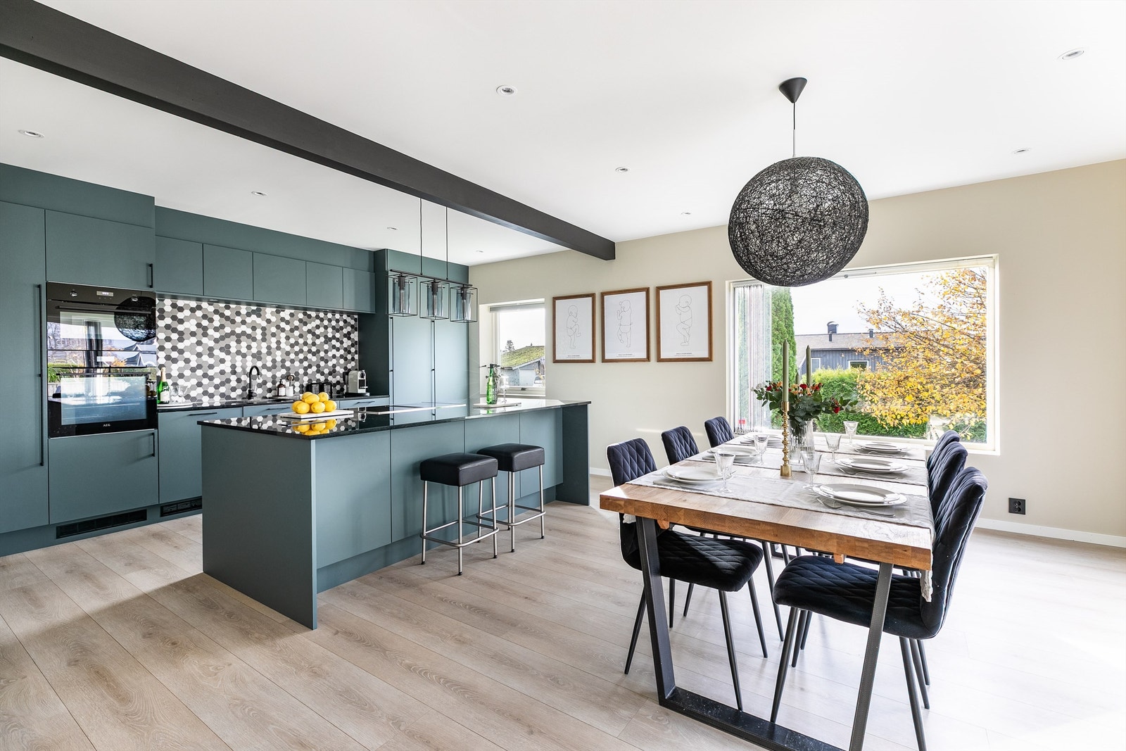 Velkommen til Gubbeskogveien 12 på familievennlige Ekholt - presentert av Krogsveen.
Etter ombygging og omfattende oppgraderinger i 2022 har boligens indre et meget stilfullt uttrykk med moderne kvaliteter. Galleribilde