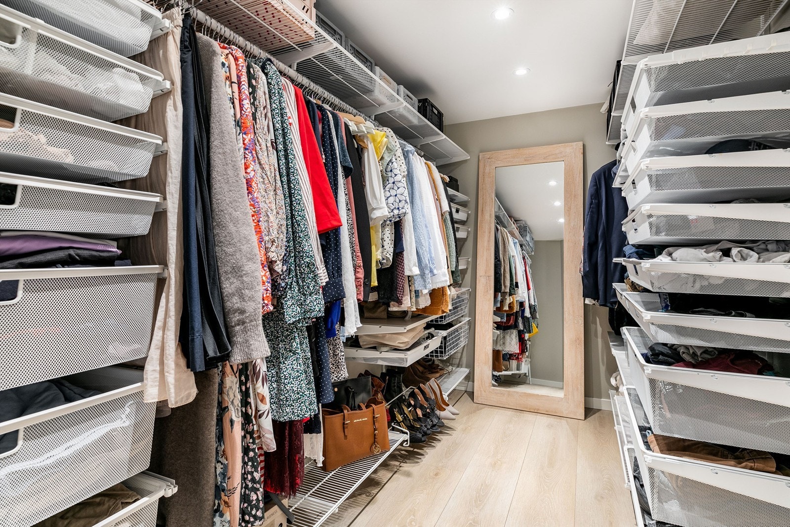 Et smart og fleksibelt garderobesystem lar deg organisere klær og tilbehør oversiktlig i underetasjens romslige walk-in closet. Galleribilde