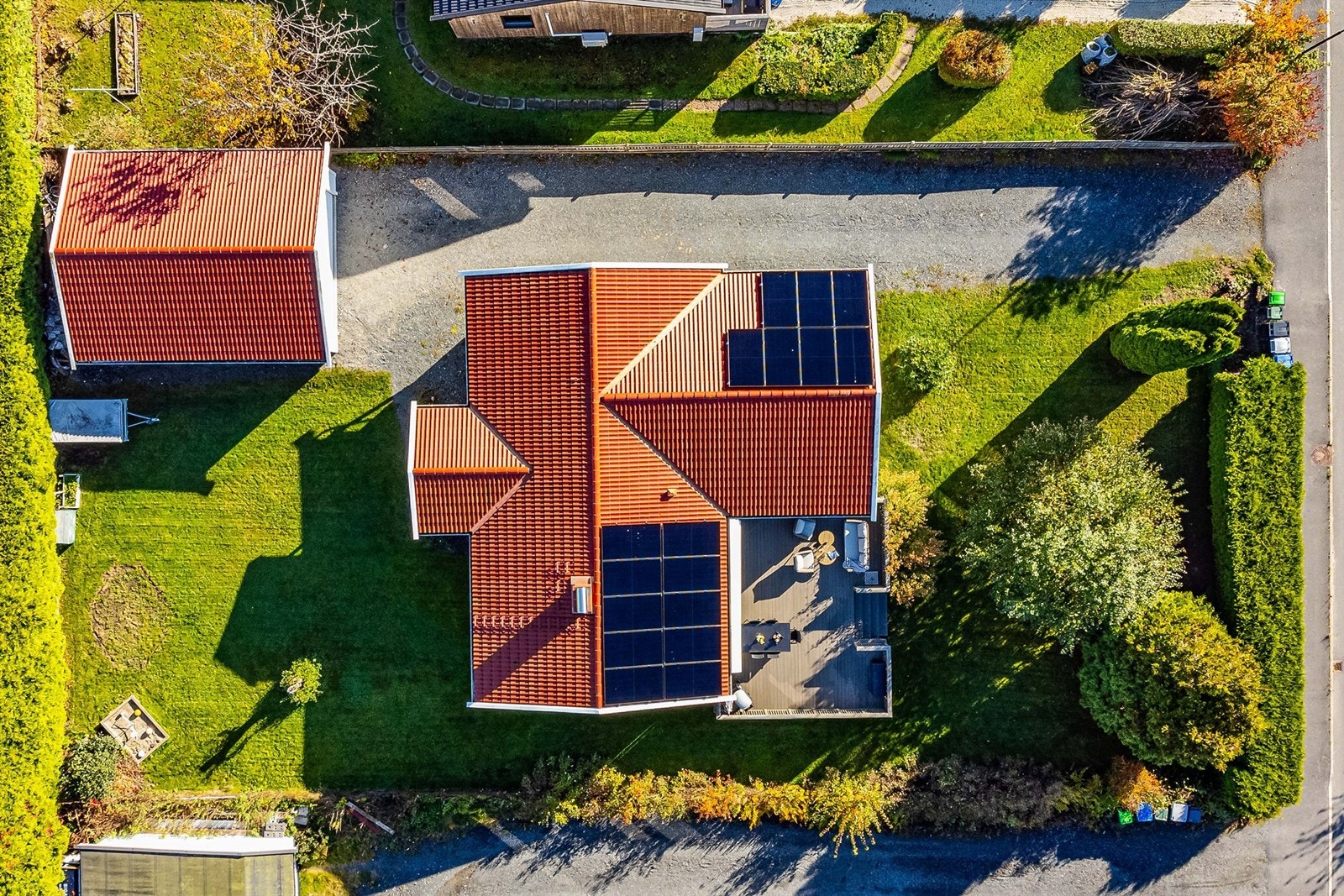 Solcellepanel og tilhørende installasjoner ble montert i august 2025. Taktekking ble skiftet ut rundt 2015. Galleribilde