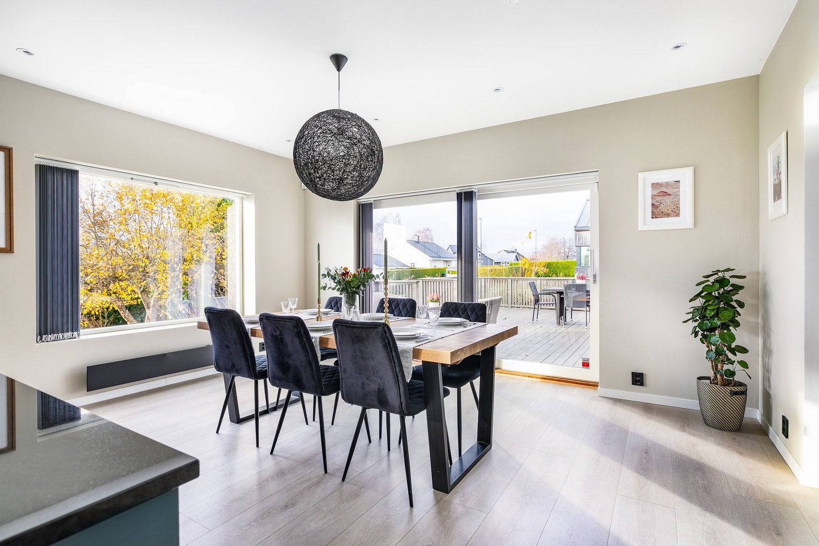 Den opprinnelige spisestuen er utvidet og ombygget til et stort kjøkken med god plass til familien i hverdagen og ulike anledninger gjennom året. Galleribilde