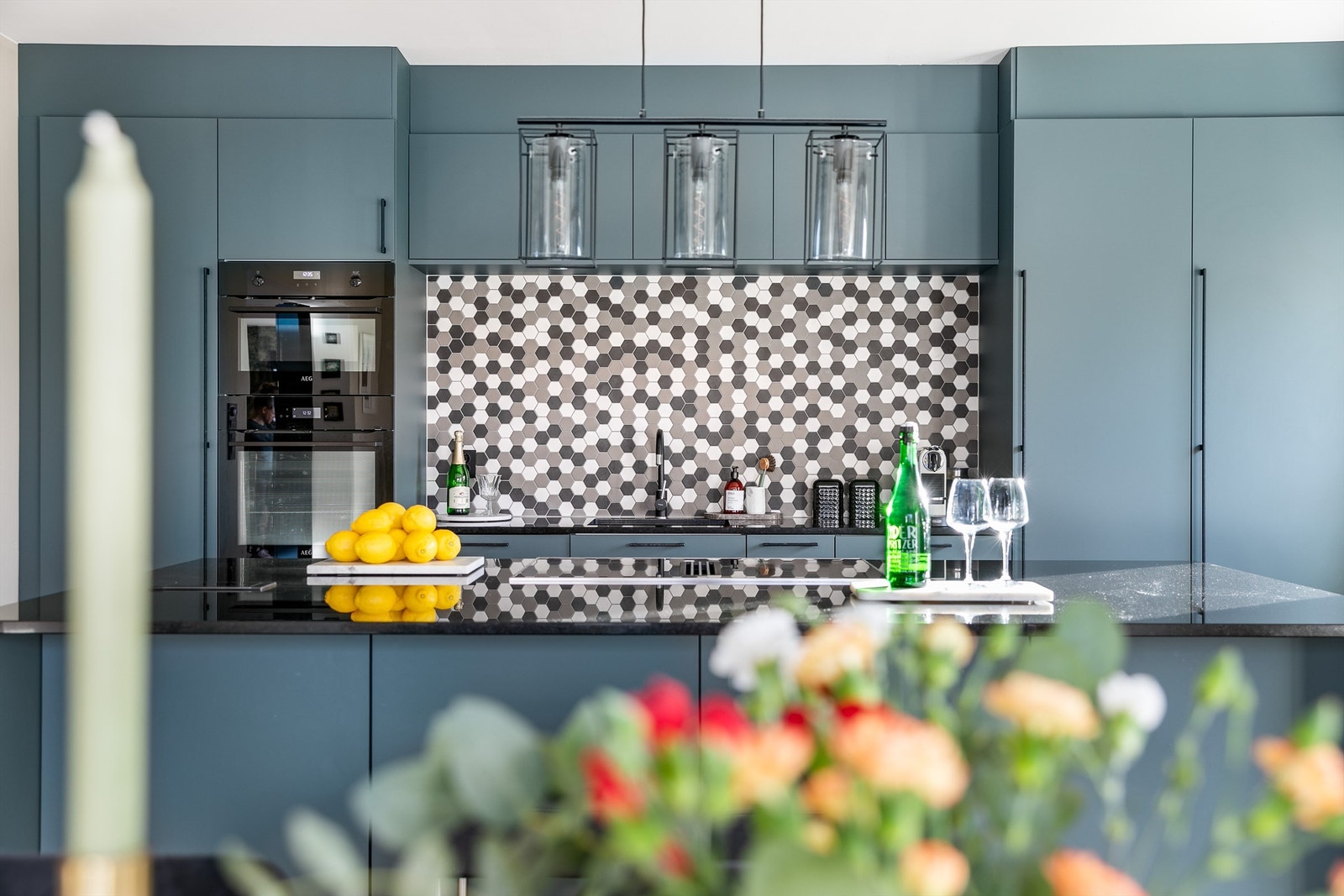 Kjøkkeninnredningen er en iøynefallende og påkostet løsning fra HTH, installert i 2022. Galleribilde