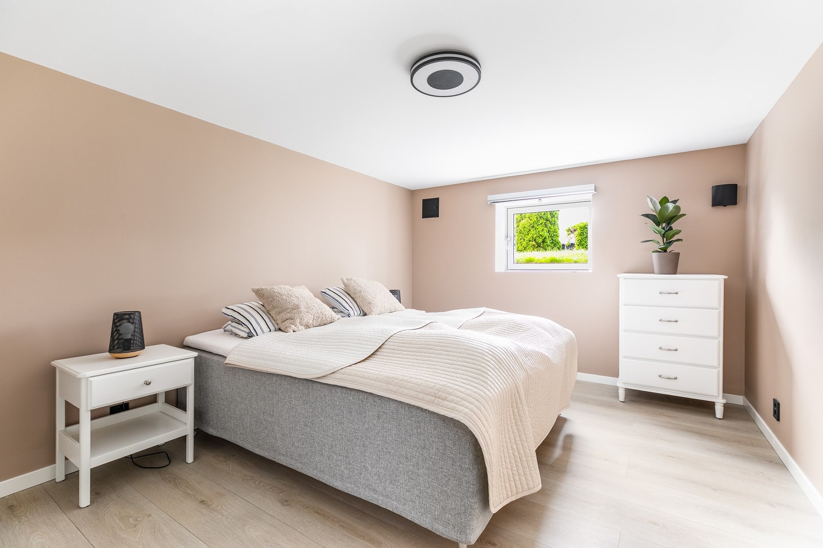 Underetasjen er godkjent bruksendret fra tilleggsdel til hoveddel og inneholder blant annet fire nye soverom. Dette er størst og har over 13 kvm. gulvflate. Galleribilde