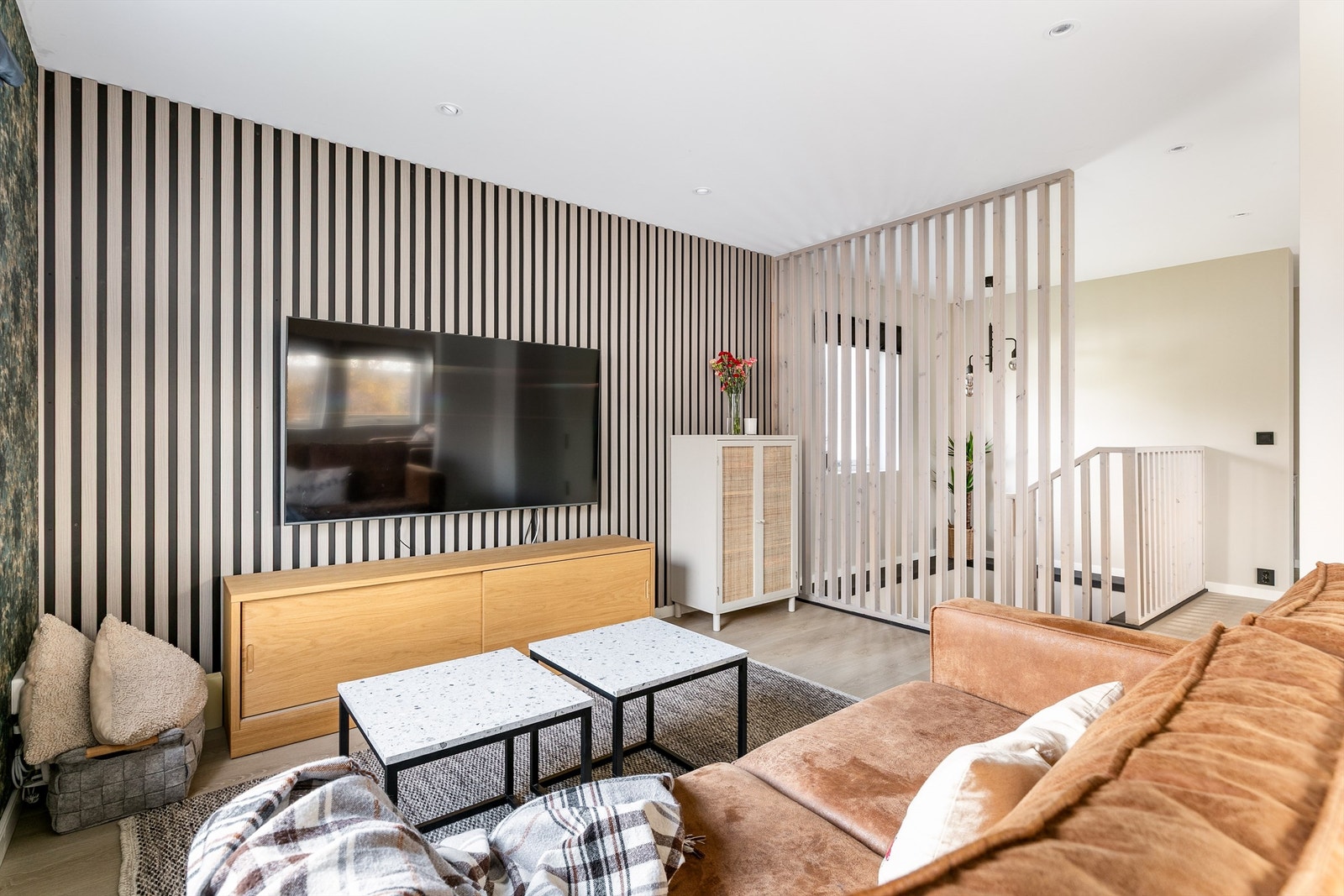 Samtidig med ombygging og modernisering av boligens indre er også store deler av elektrisk anlegg oppgradert. Spotter er innfelt i flere rom. Galleribilde