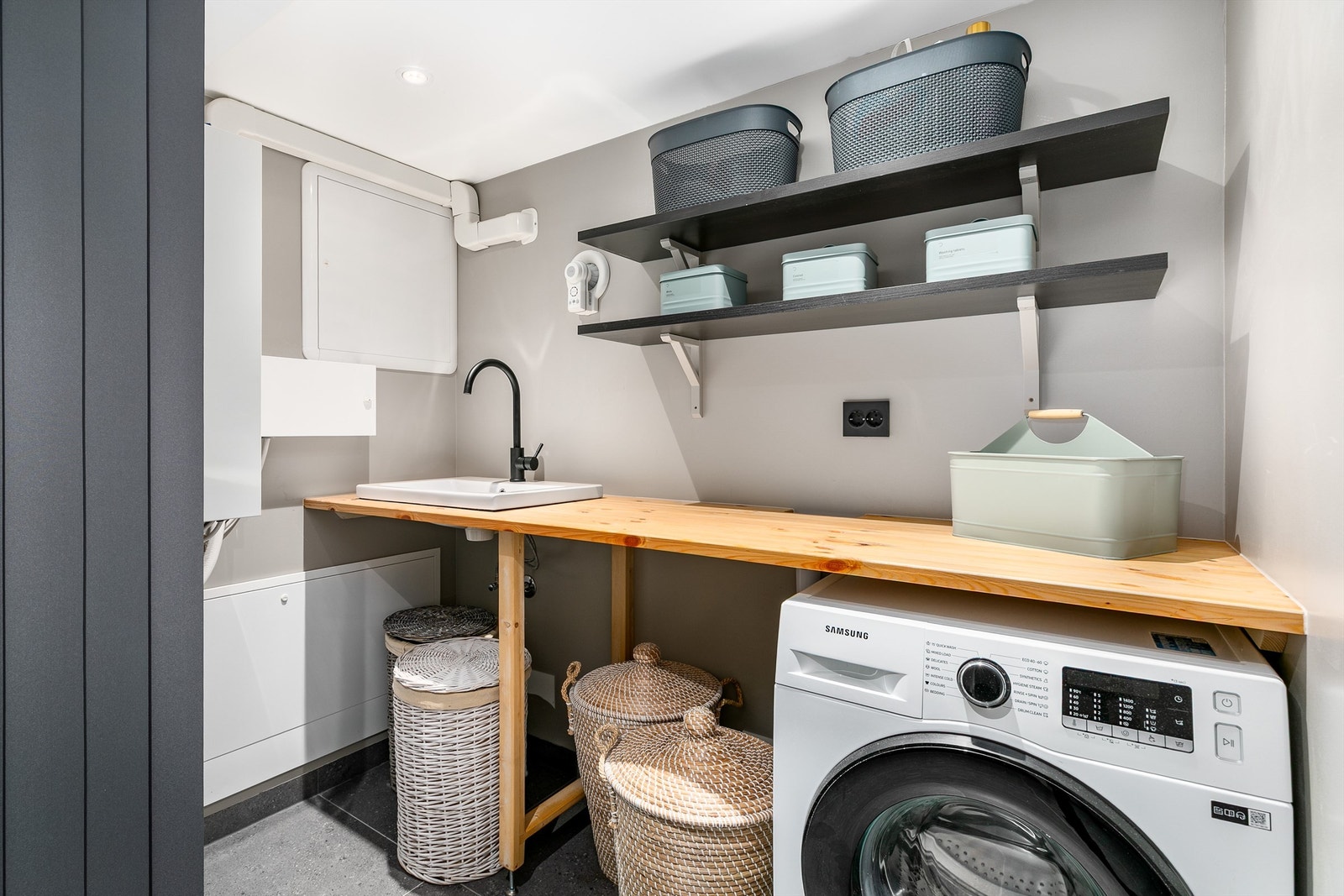 Vaskerommet er åpent forbundet med badet og innredet med blant annet vask og en praktisk, bred arbeidsbenk. Galleribilde