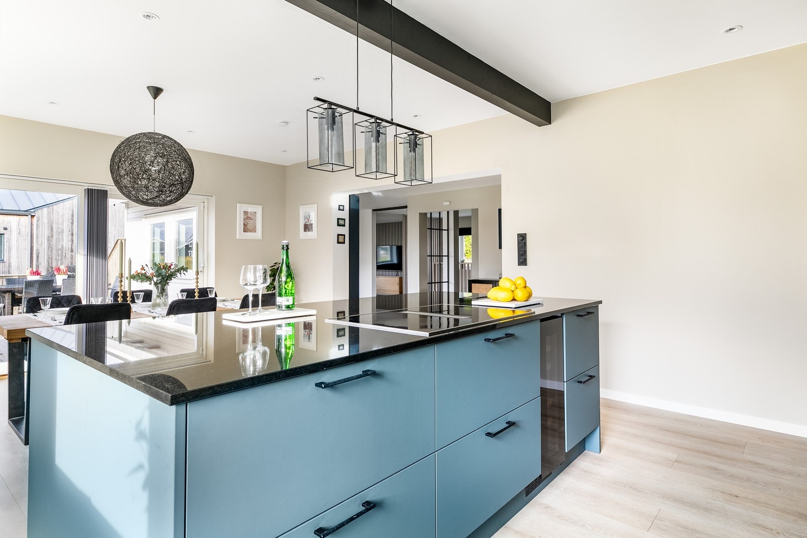 Oppbevaringsmulighetene er mange og arbeidsflatene store, blant annet på øyen der både platetopp og vinskap er integrert. Galleribilde