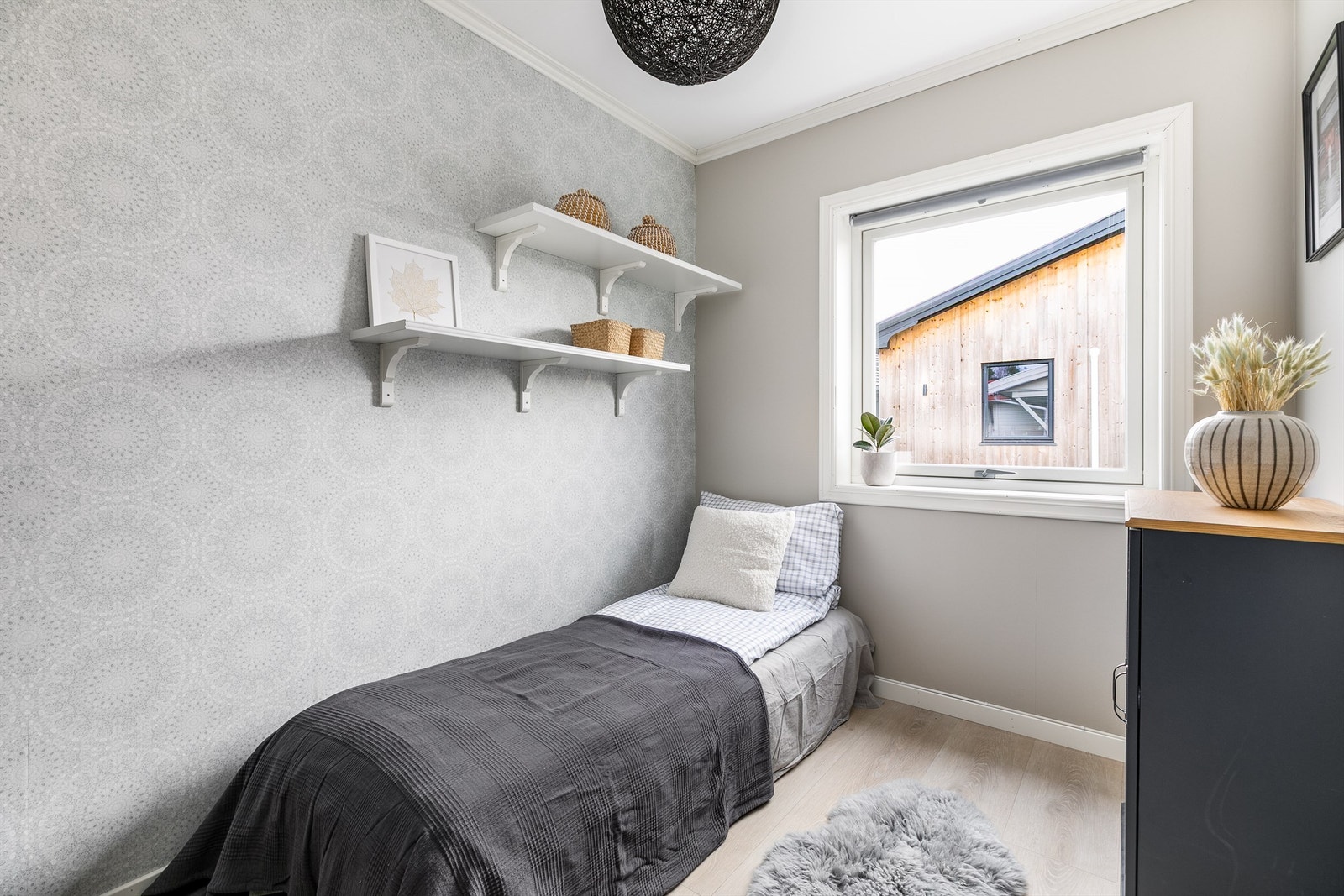 Soverommet i boligens første etasje egner seg godt også som gjesterom / kontor Galleribilde
