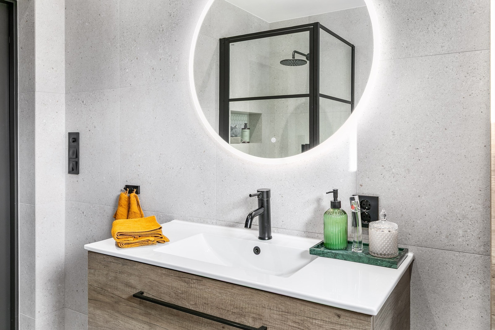 Like fliser og møbler i samme serie danner en rød tråd mellom badene. Begge er påkostet med innbyggede dusjarmaturer. Galleribilde