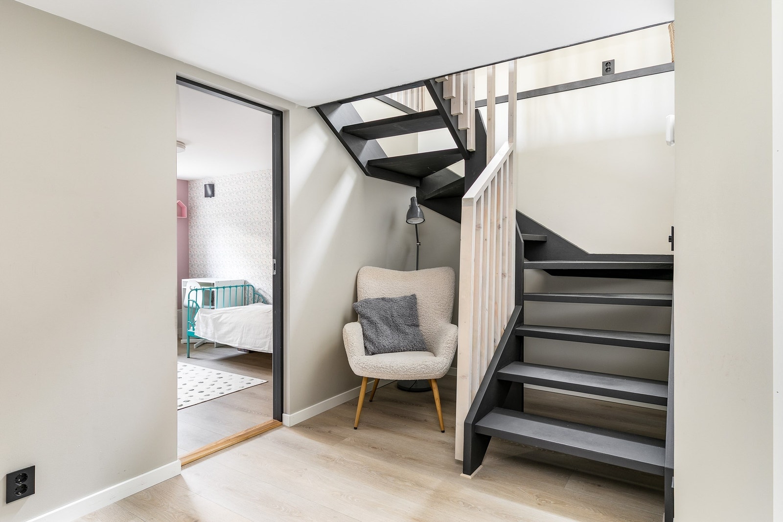 I forbindelse med innredning av kjelleren ble også helt ny innvendig trapp installert. Trappen leder mellom stuen og kjellerens store gang. Galleribilde