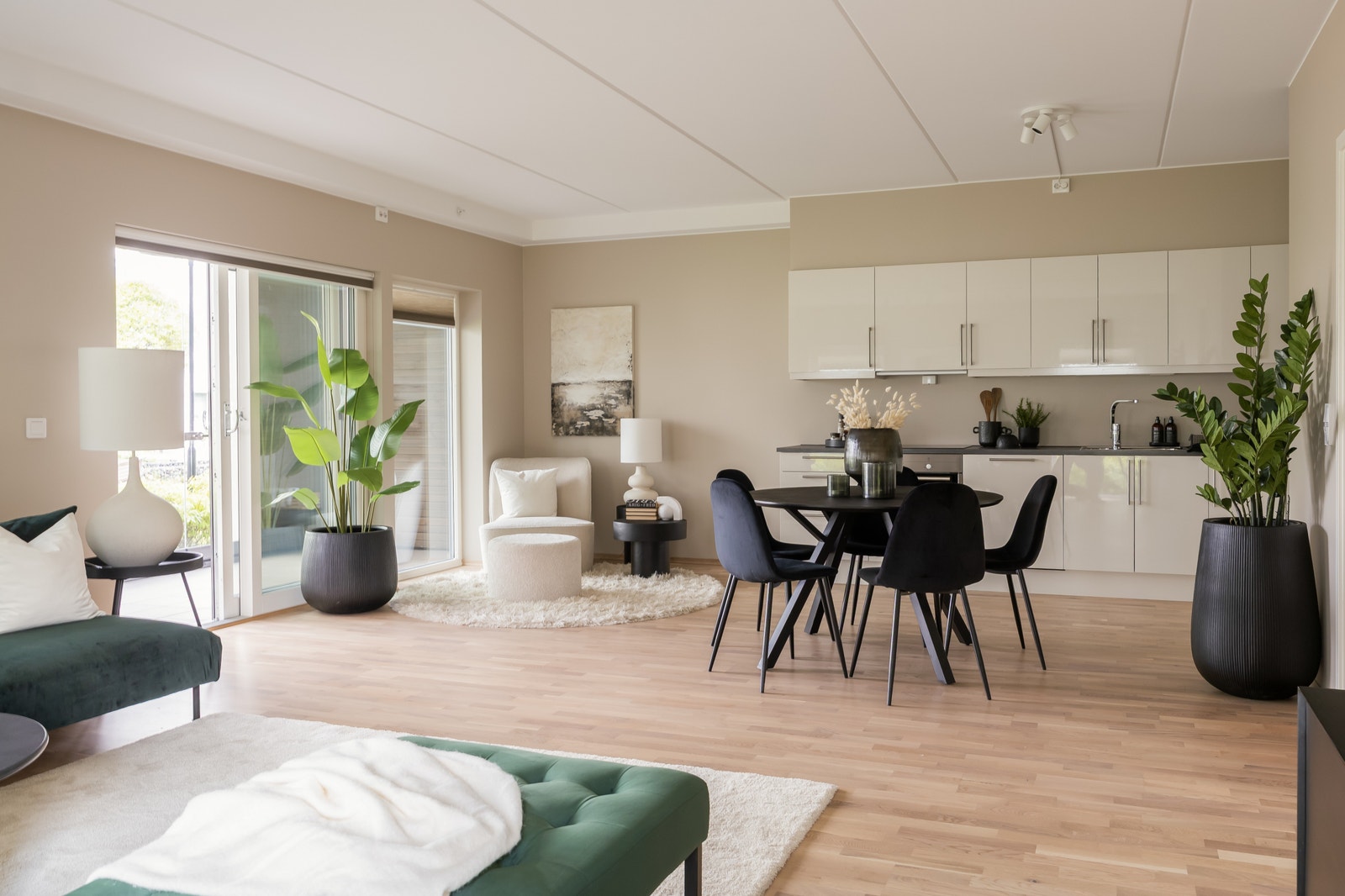 Åpen stue-kjøkken løsning. Galleribilde