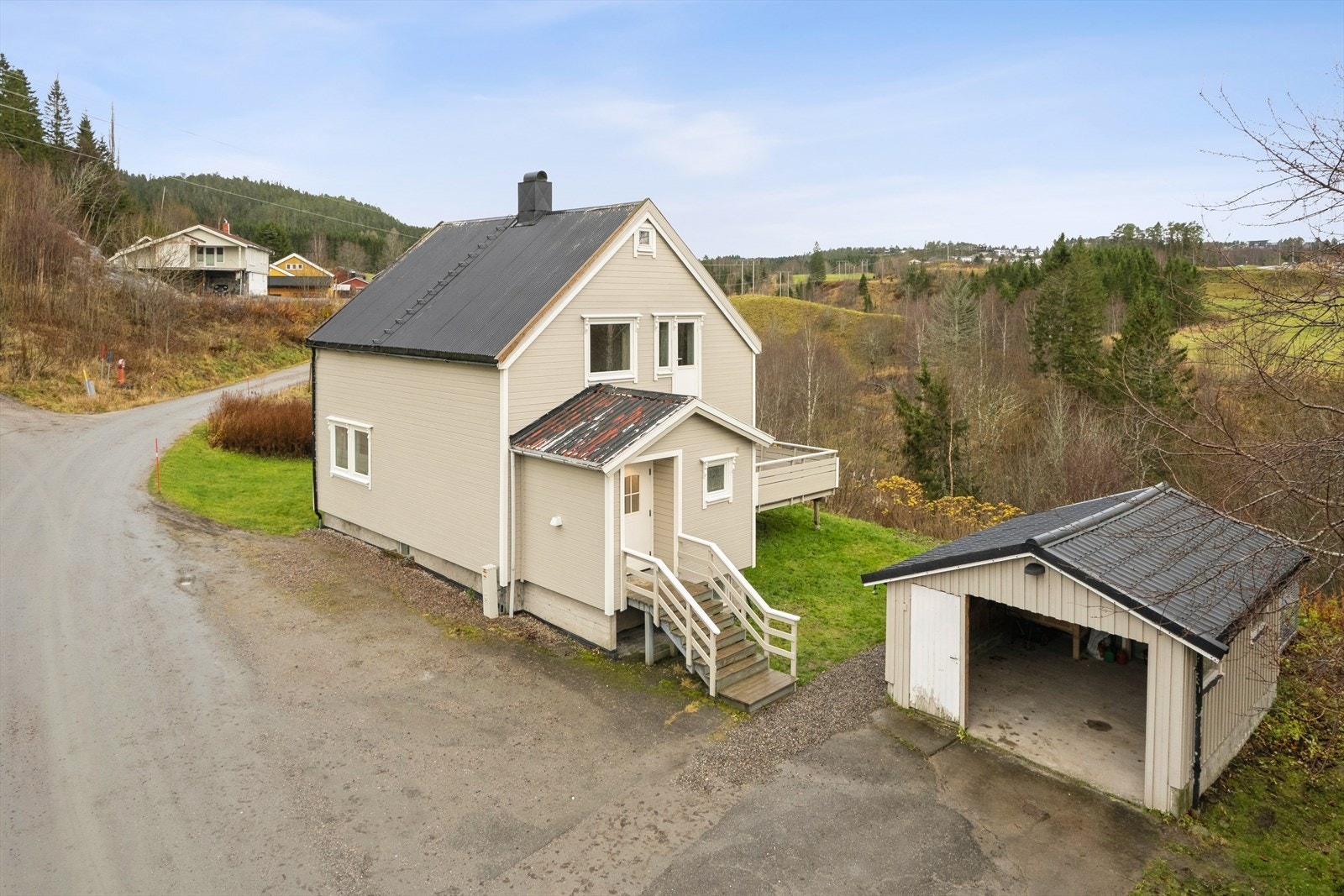 Spillum - Landlig beliggende enebolig med garasje. 3 stk. soverom. Deler av bolig omfattende renovert. Garasje. Galleribilde