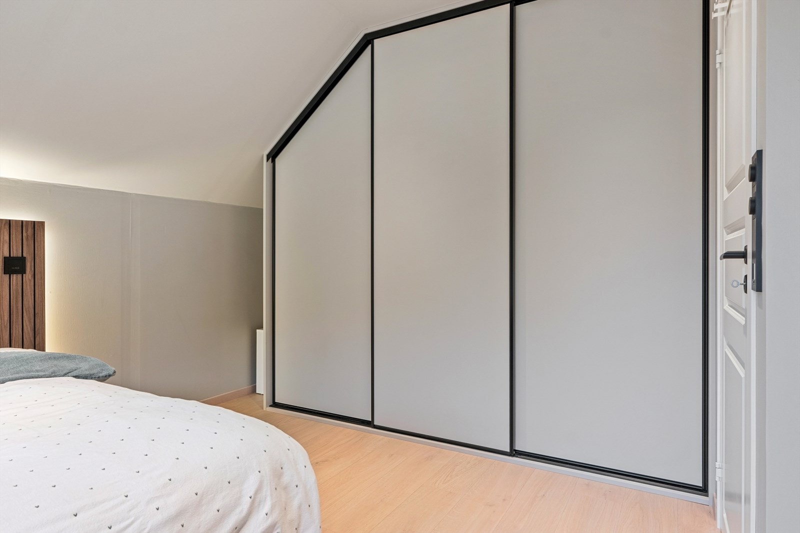 Soverom 1 av 3, Skyvedørsgarderobe Galleribilde