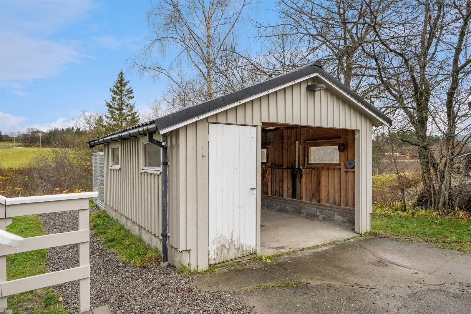 Garasje med hundegård på baksiden. El-billader montert 2022. Galleribilde