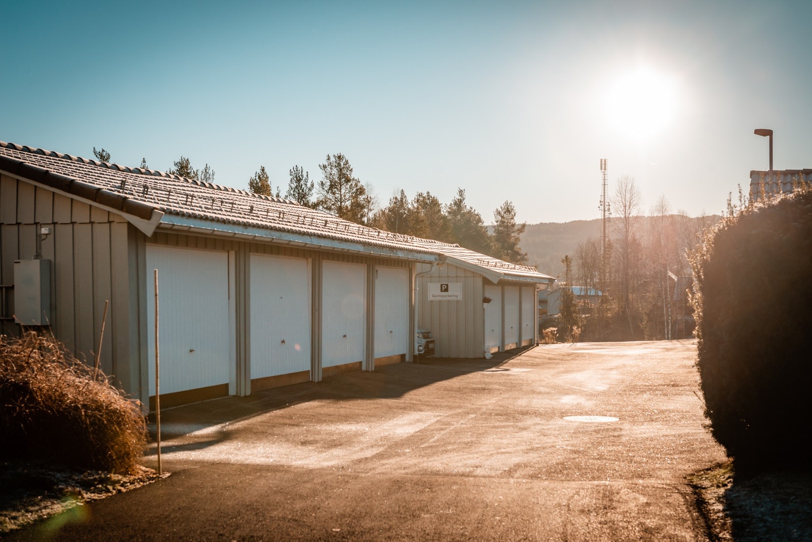 Boligen disponerer egen garasjeplass i felles rekke. Galleribilde