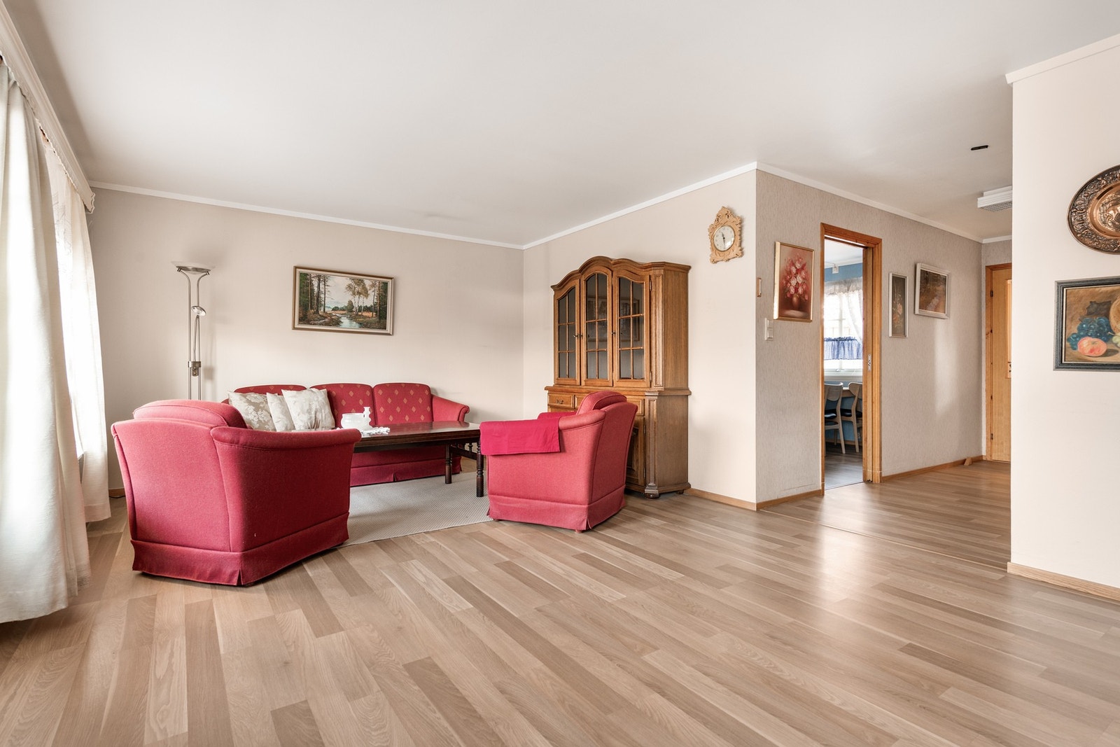 Lys og romslig stue med både peisovn og varmepumpe Galleribilde