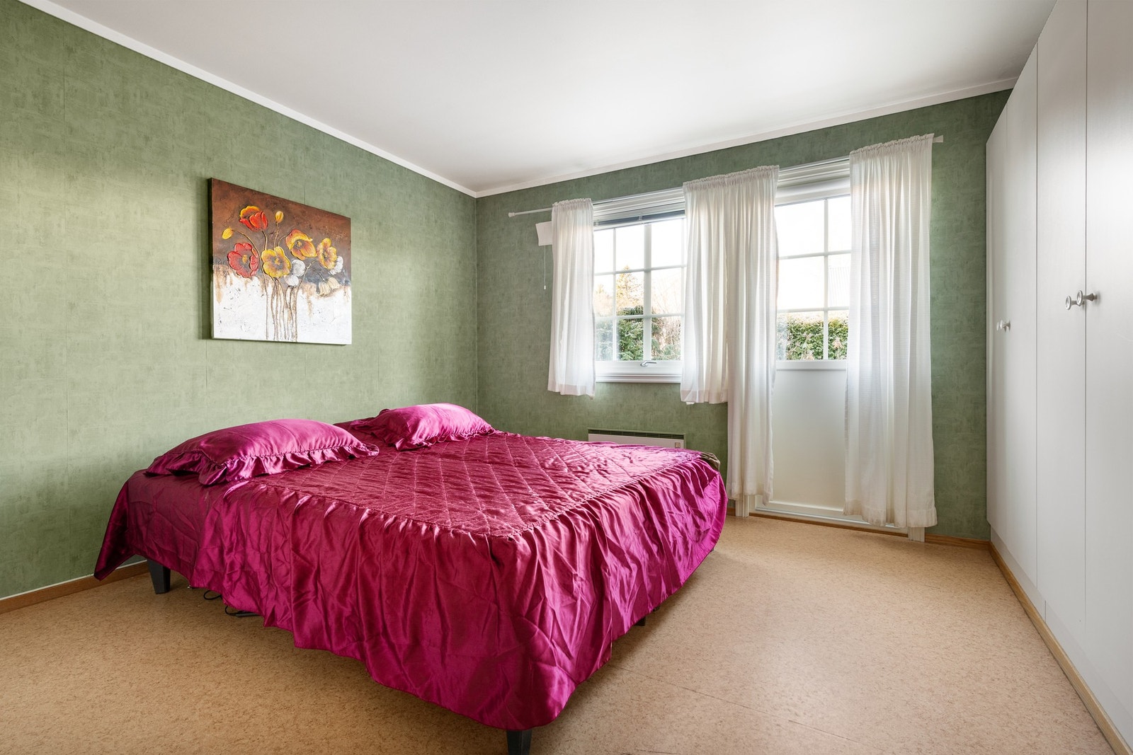 Boligen har to soverom, begge har garderobeskap. Hovedsoverom har også utgang til hage. Galleribilde