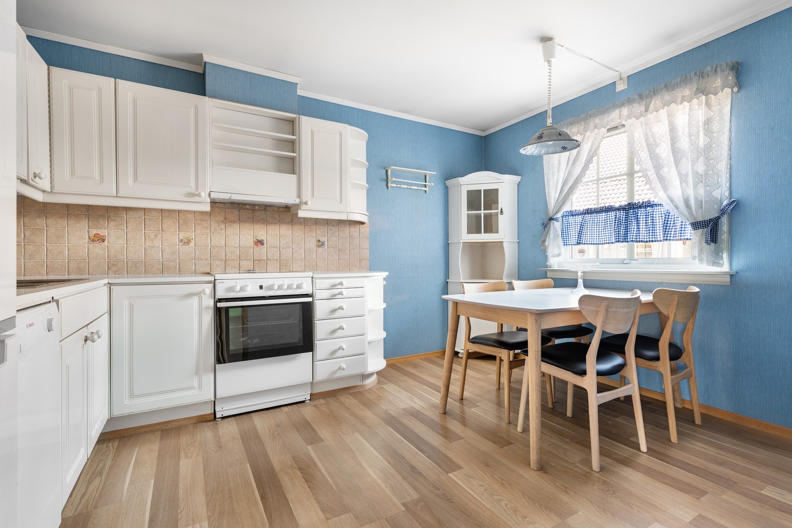 Separat kjøkken med hyggelig spiseplass under vinduet Galleribilde