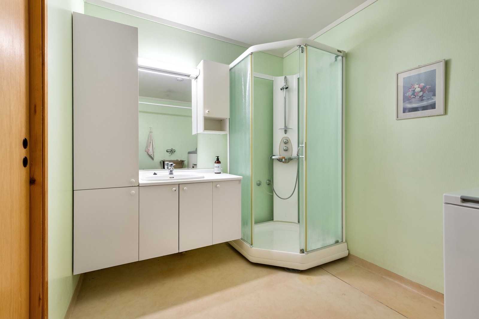 Stort bad med dusjkabinett og opplegg for vaskemaskin. Galleribilde