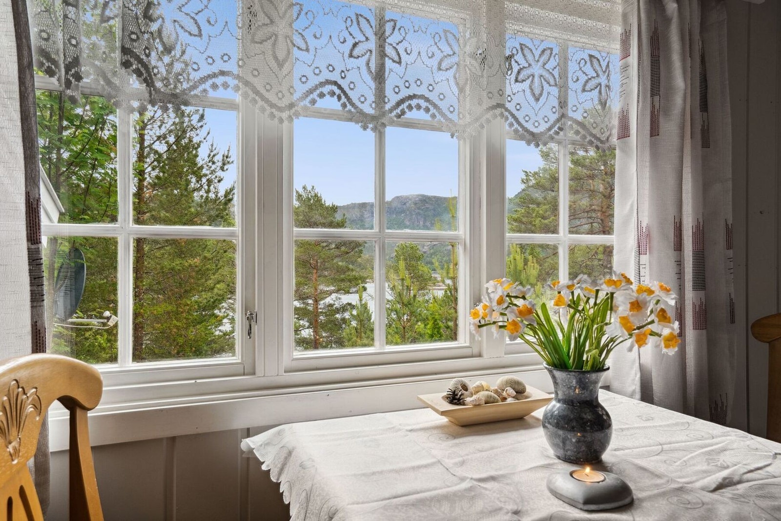 Det passer utmerket å innrede med spisemøbler på stuen. Galleribilde