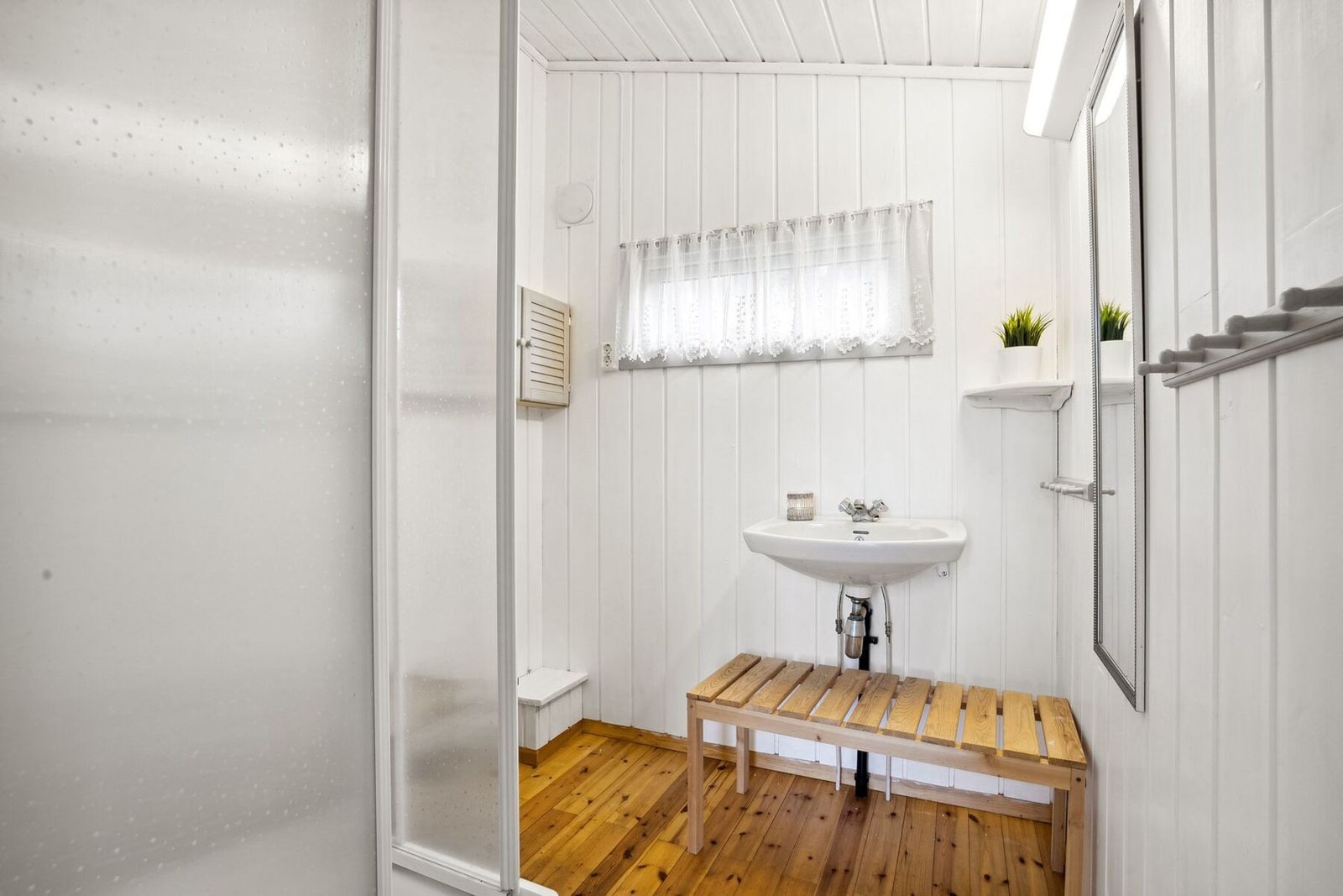 Bad med dusjkabinett. Galleribilde