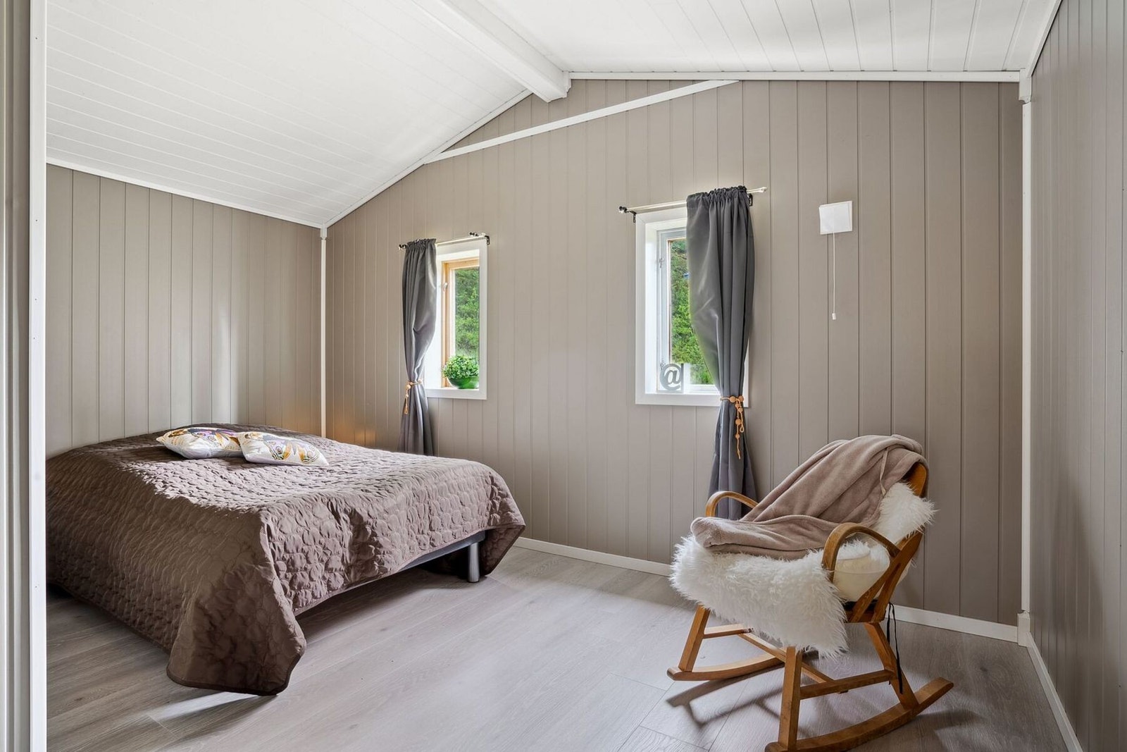 Soverommet er av god størrelse med plass til dobbeltseng og garderobe. Galleribilde