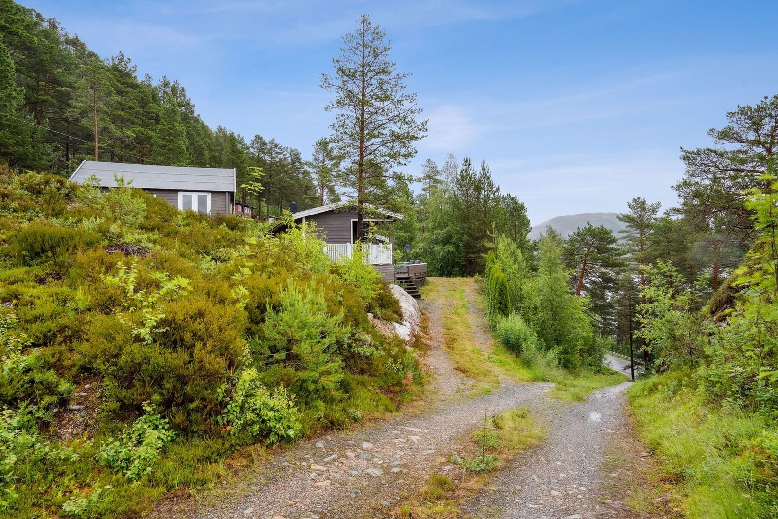 Fra hytta er det bare 81 meter ned til sjøen. Galleribilde