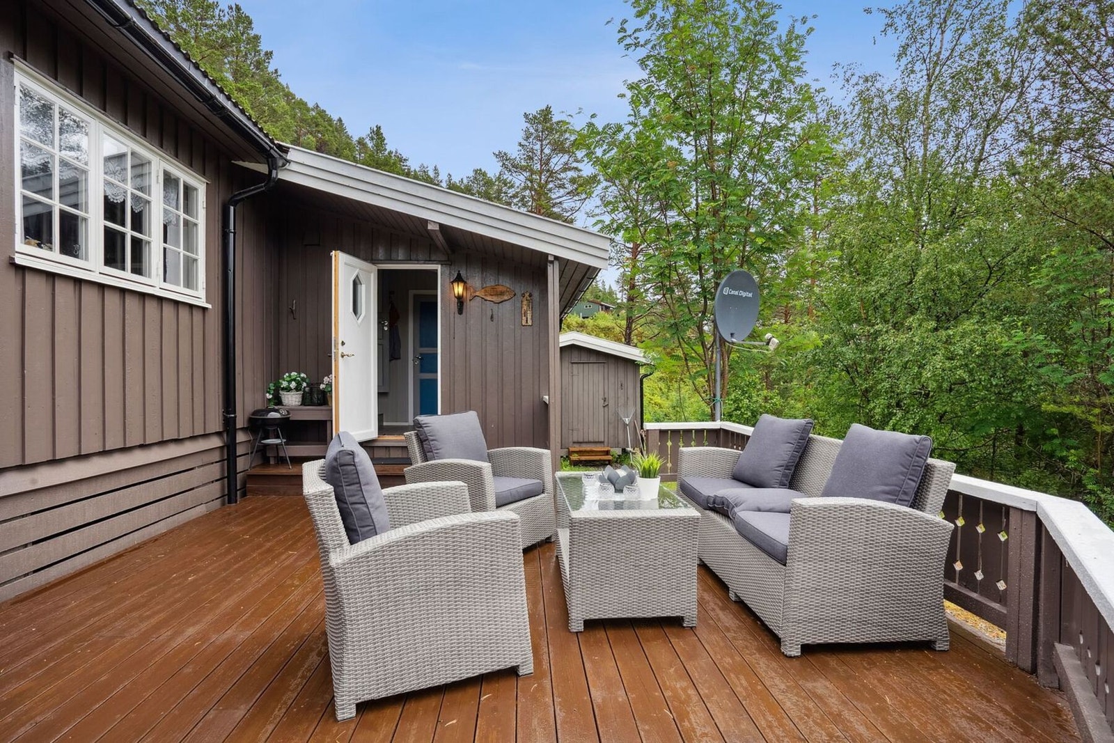 Her kommer man også rundt til hovedinngangen til hytta. Galleribilde