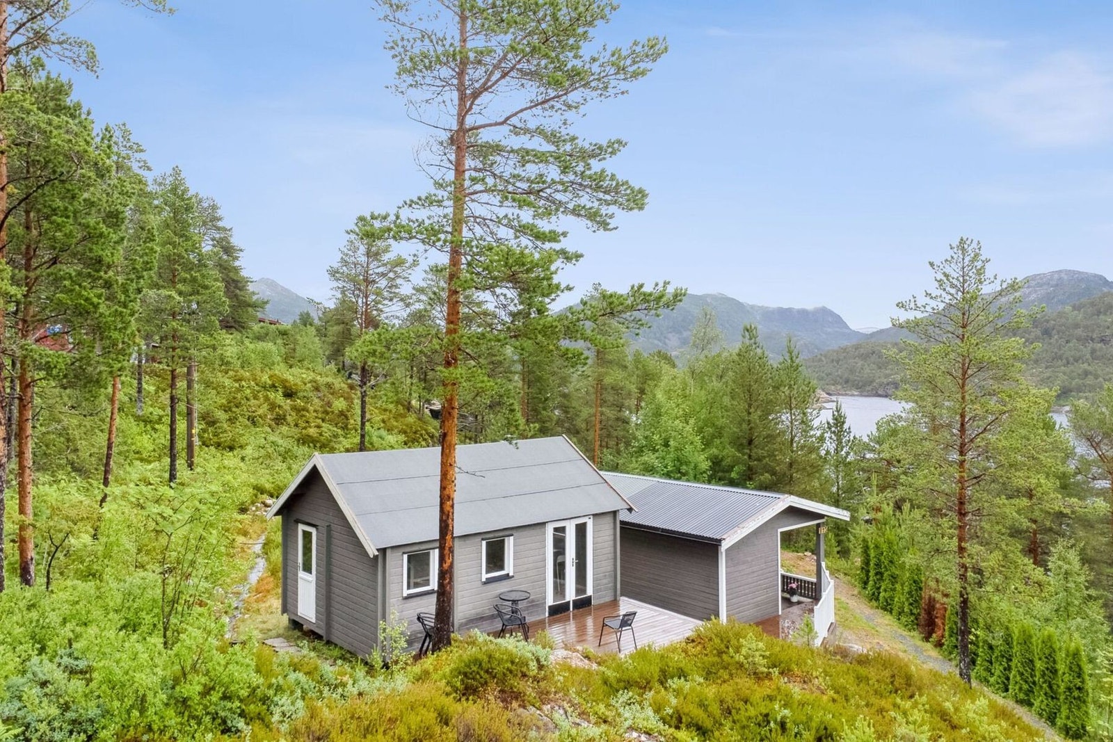 Bak hytta er det satt opp ett anneks. Galleribilde