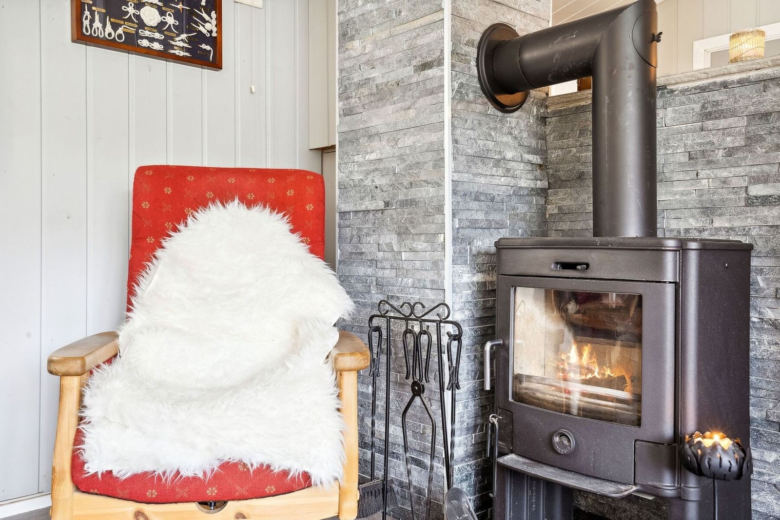 Stuen er utstyrt med vedovn som varmer godt på de kaldeste dagene. Galleribilde