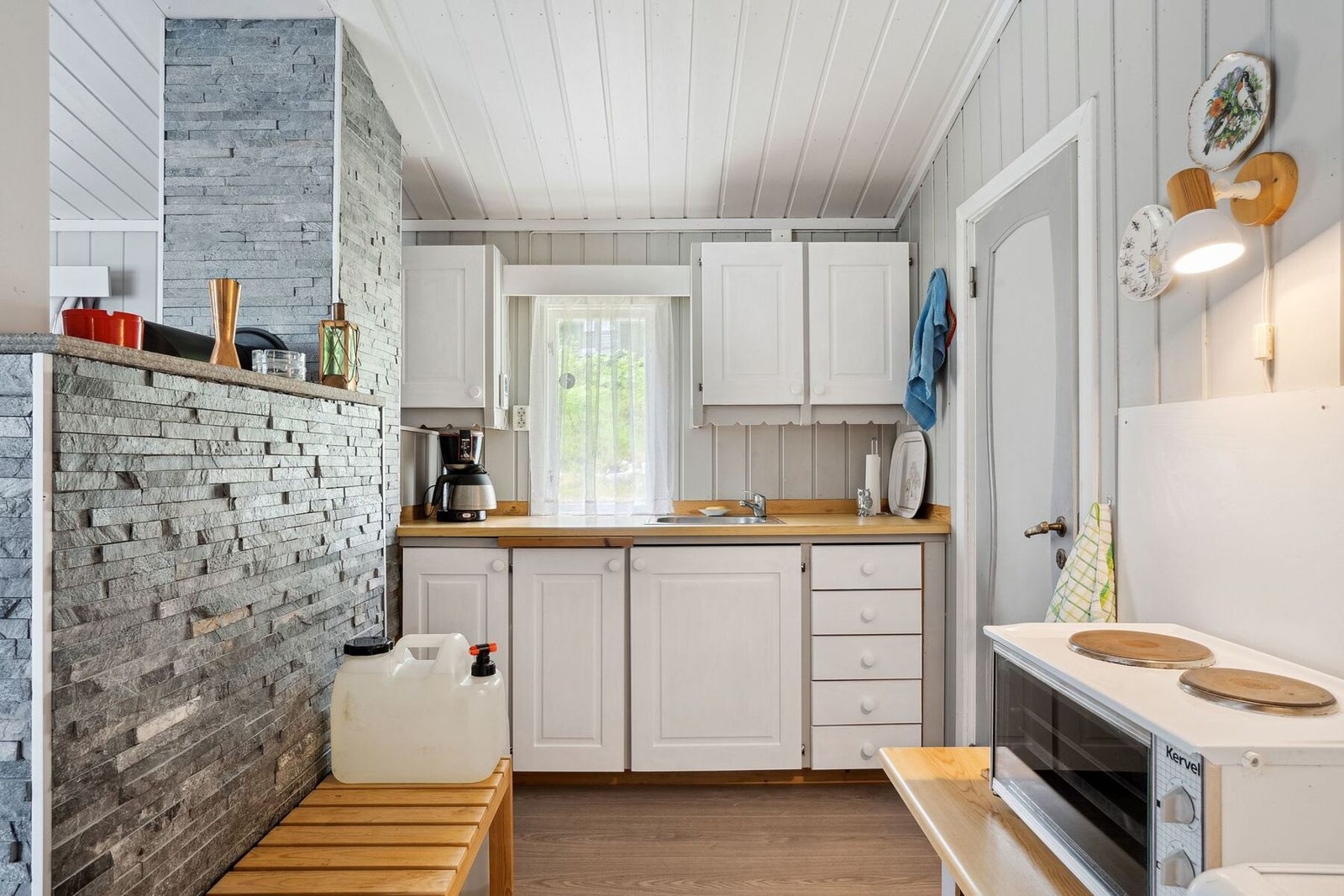 Kjøkkenet ligger noe adskilt fra resten av stuen. Galleribilde