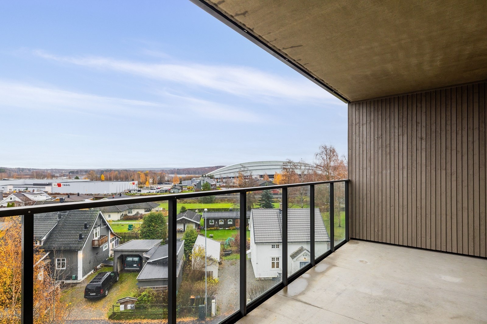 Verandaen er overbygd og er på 12 m². Den vender mot øst, så her får ud morgensolen. Galleribilde