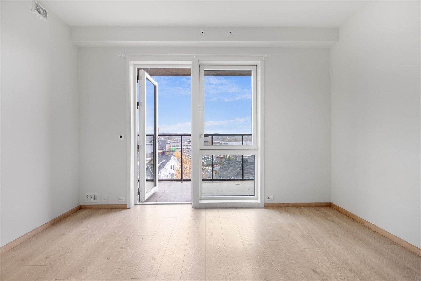 Det er utgang til en romslig veranda fra stua. Galleribilde