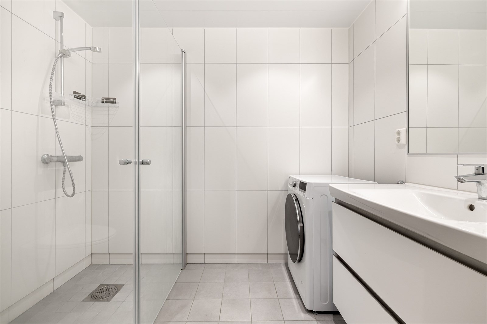 Leiligheten har et tidløst bad med flislagte gulv og vegger. Det er varme i gulvet. Galleribilde