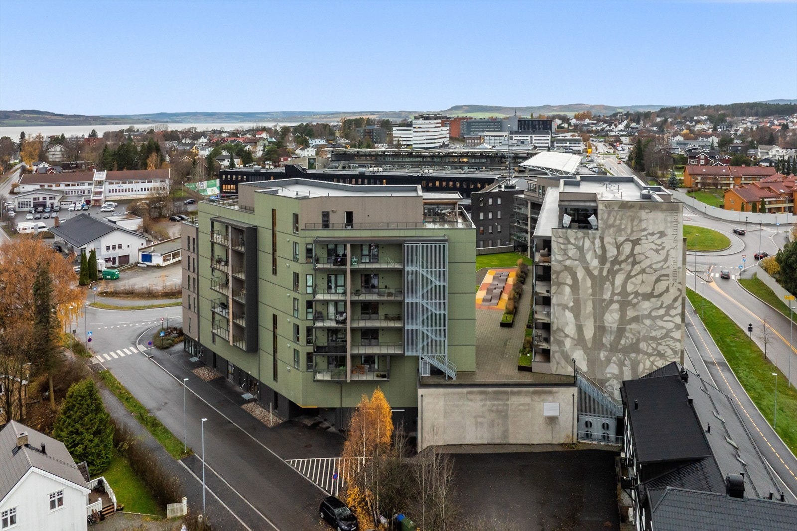 Leiligheten ligger i Sameiet Kastanjen, rett utenfor Hamar sentrum. Galleribilde