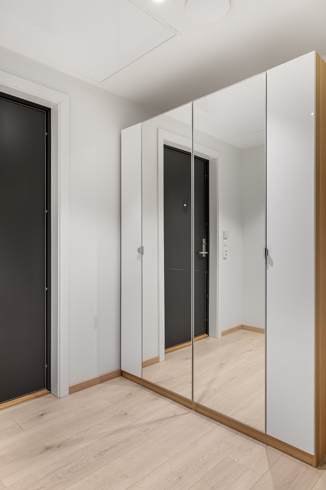 Leiligheten ligger i byggets 5. etasje og har adkomst via innvendig felles trappegang eller heis. Galleribilde