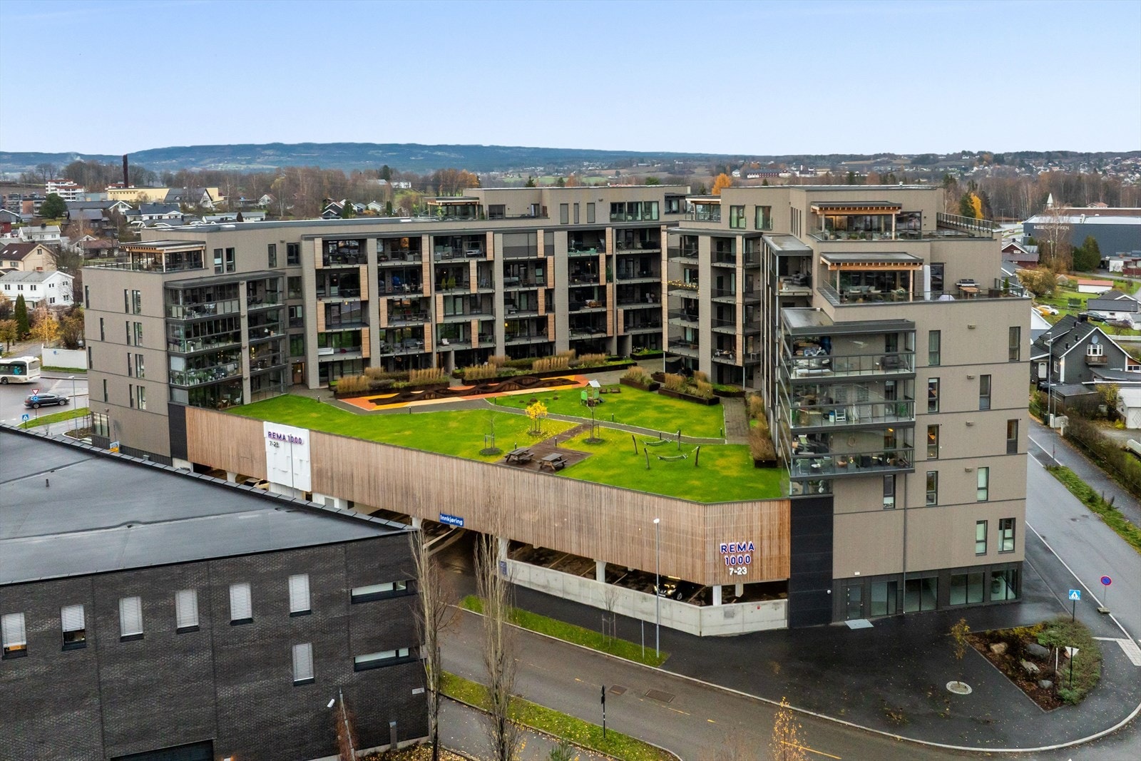 Sameiet har et flott og skjermet felles uteområde med plen, benker og hengekøyer. Det er umiddelbar nærhet til Rema 1000 som ligger i byggets underetasje. Galleribilde