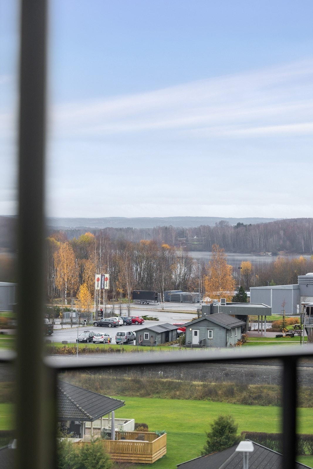 Fra verandaen er det utsikt mot Åkersvika. Galleribilde