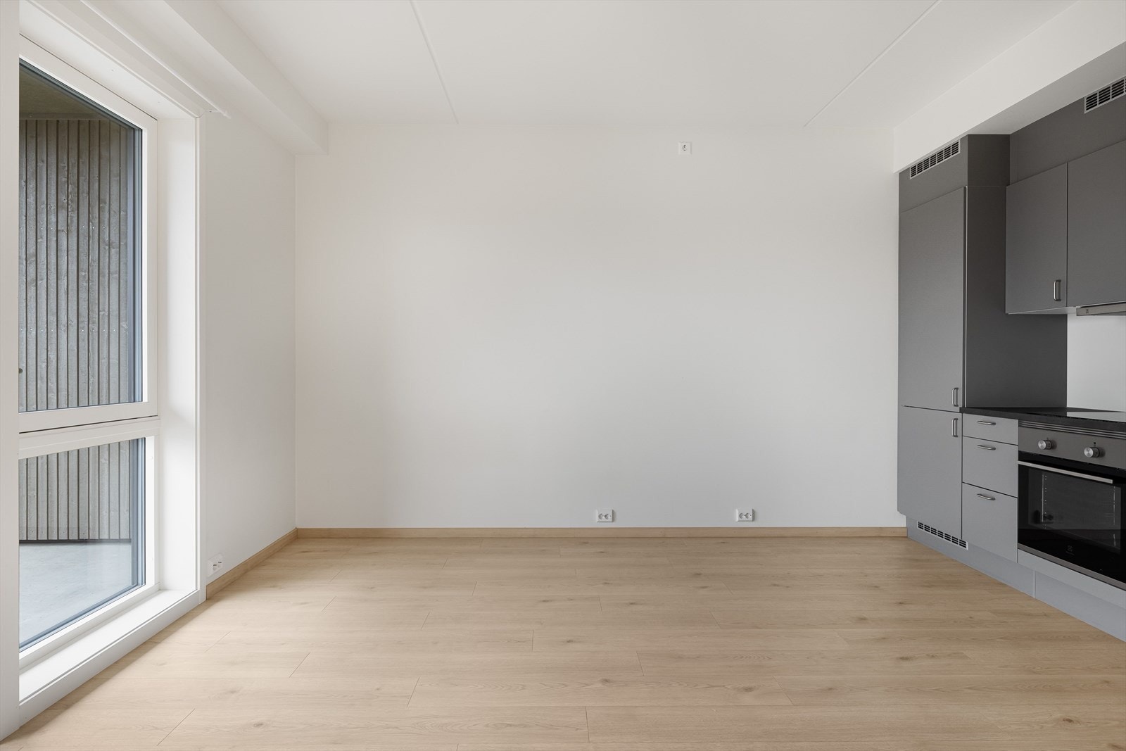 Rommet har et pent 1-stavs laminatgulv og hvitmalte vegger, så her ligger alt til rette for å sette ditt preg på rommet. Galleribilde