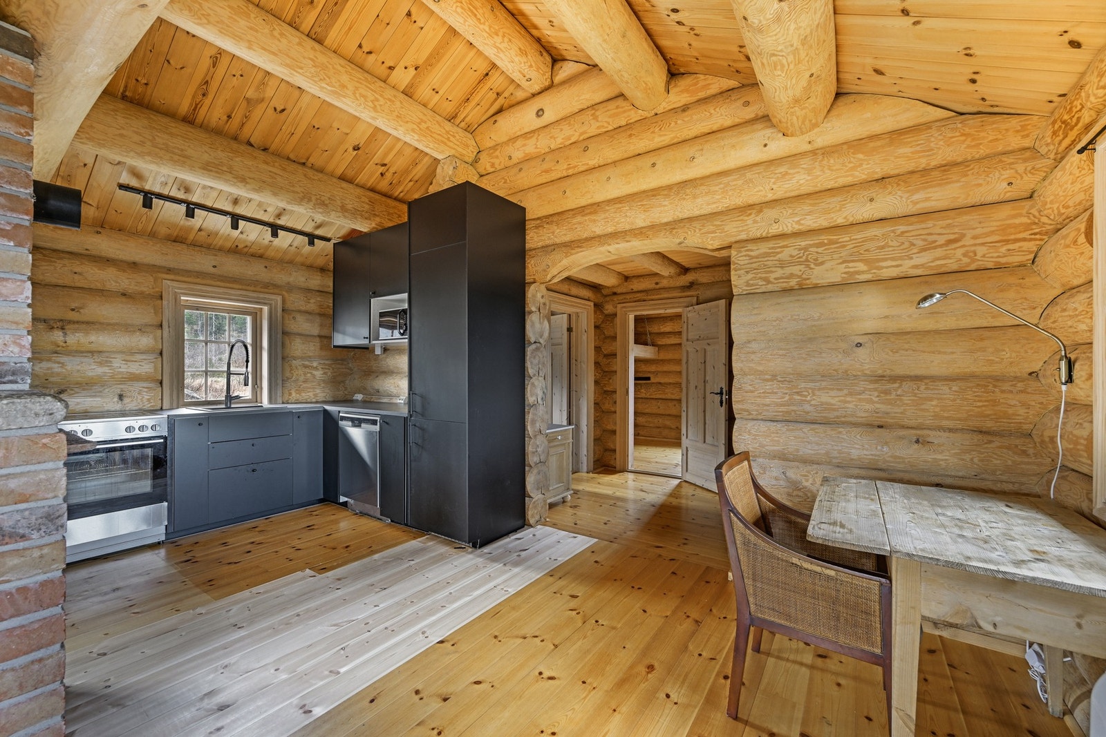 Egen kontorplass i stuen - kjekt om man skal ha "hyttekontor" Galleribilde