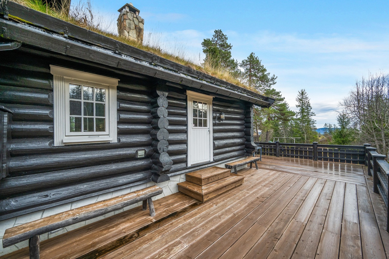 Adkomst til terrassen er fra stuen Galleribilde