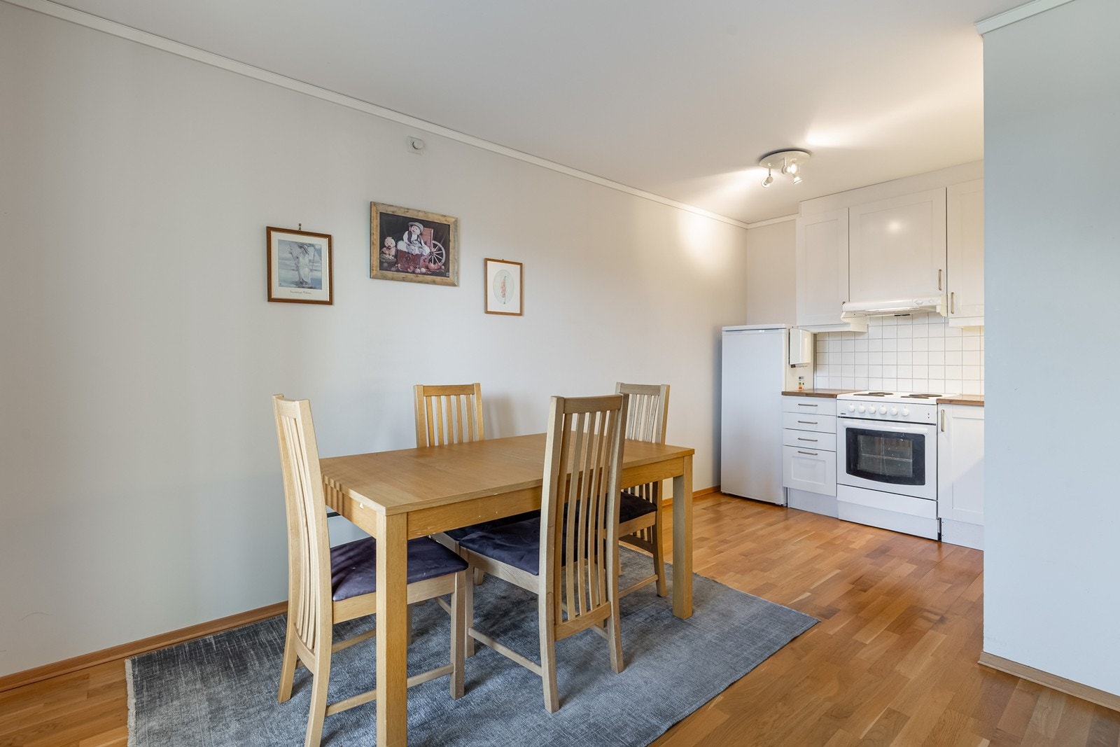 God plass til middagsgjester og hyggelig selskap Galleribilde