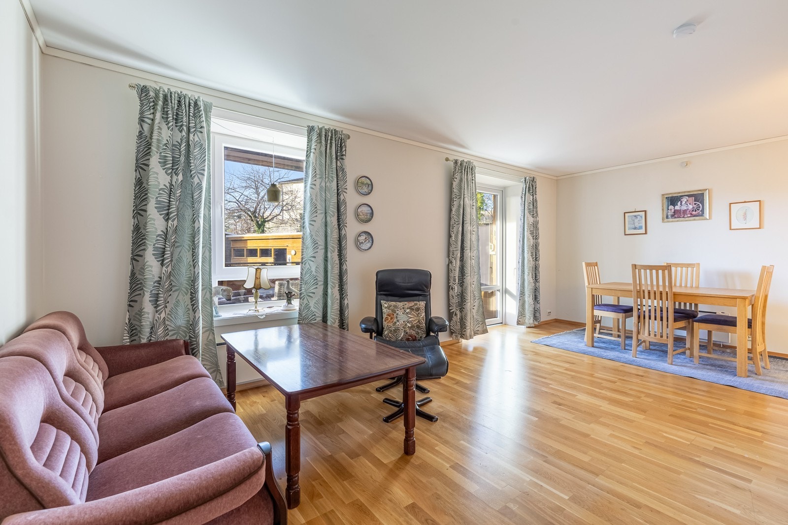 Lys fin stue med utgang til veranda fra spisestuen Galleribilde