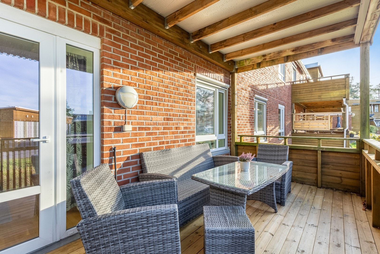 Utrolig praktisk med overbygget veranda - så du slipper å ta inn møbler om vinteren Galleribilde