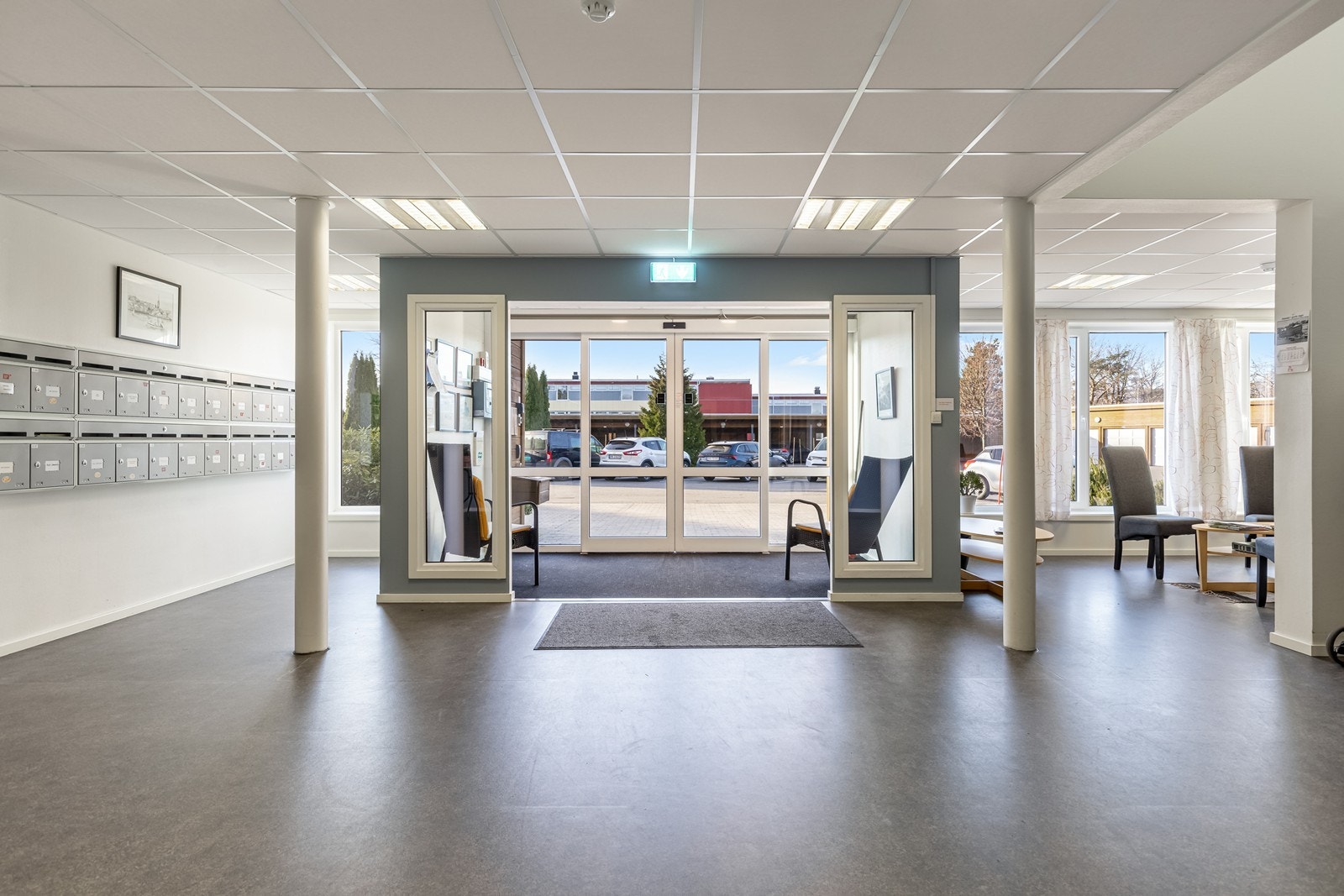 Trivelig inngangsparti med postkasser innendørs Galleribilde