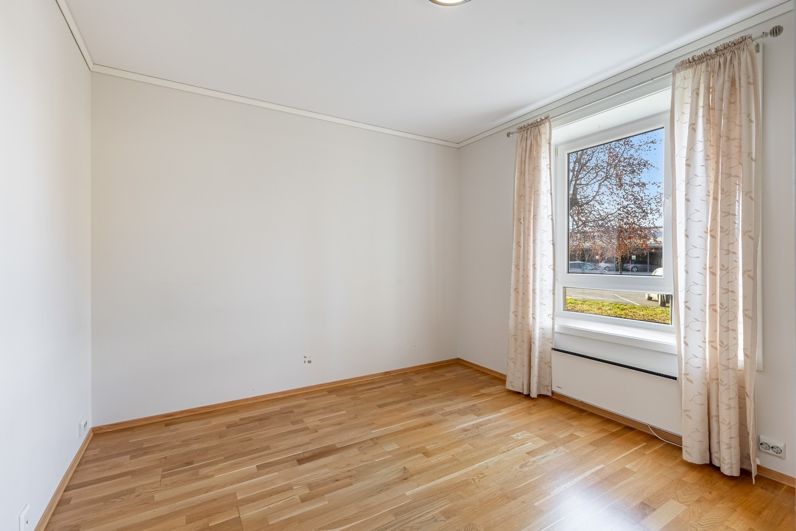 Fint soverom med plass til dobbelseng Galleribilde