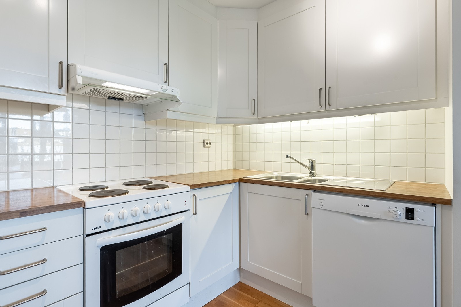 gode arbeidsbenker og fine fliser mellom over- og underskap Galleribilde