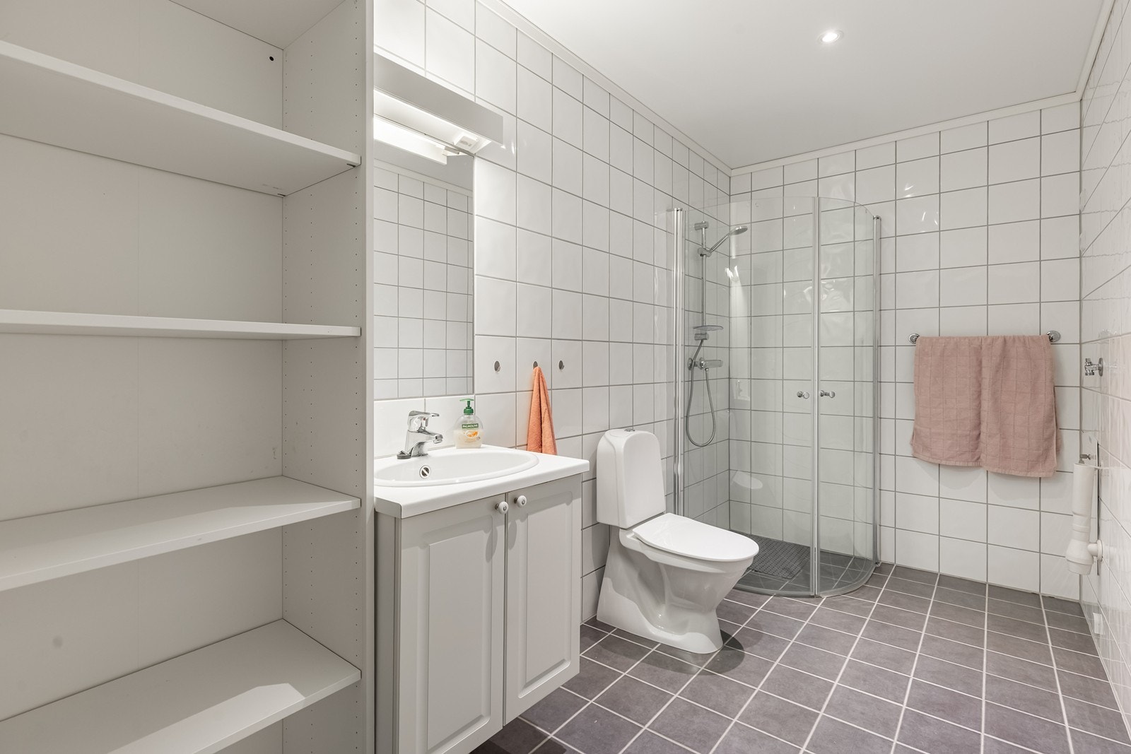 Fliselagt dusjbad med opplegg for vaskemaskin Galleribilde