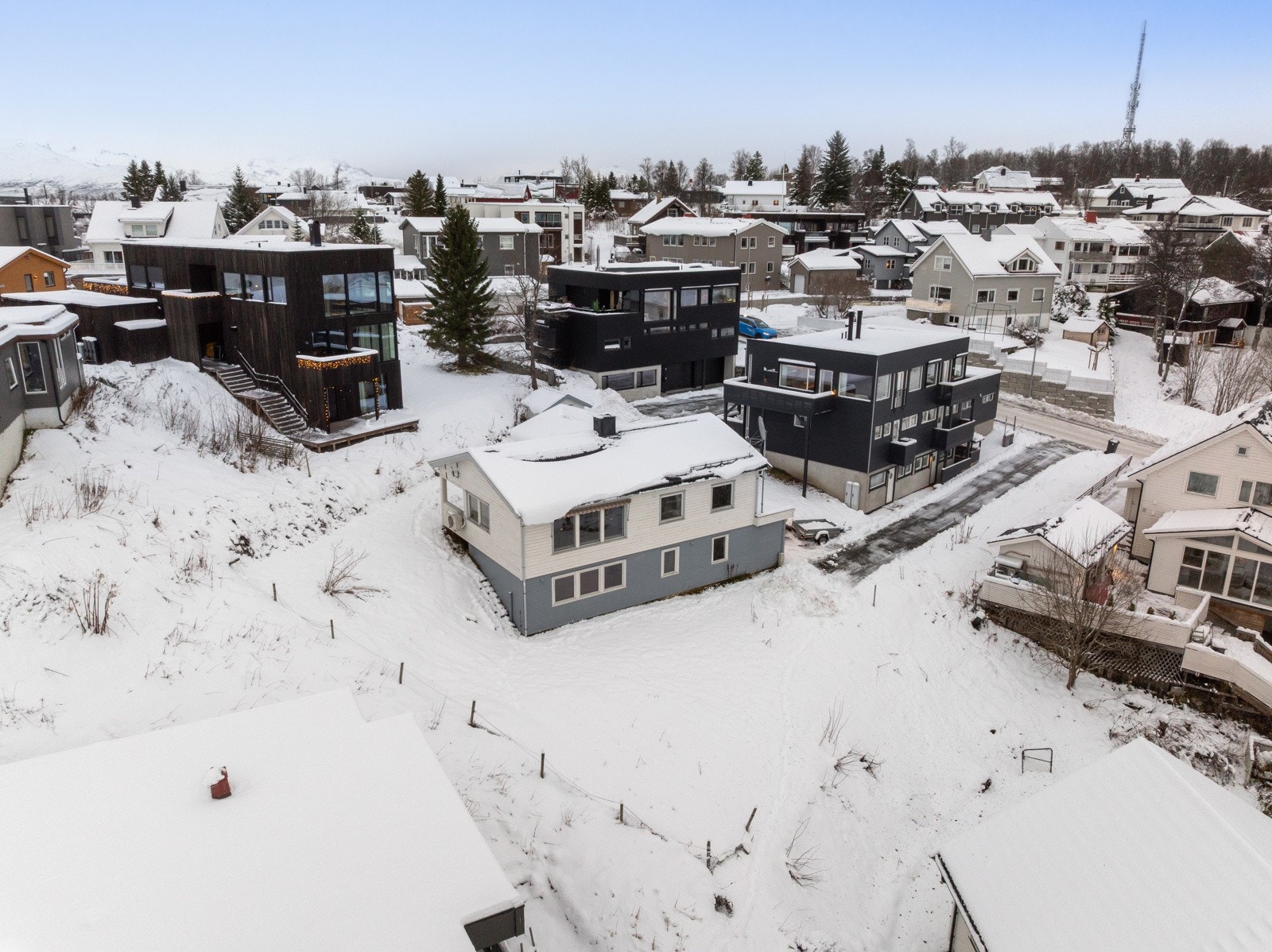 Boligen er attraktivt beliggende i populære Røstbakken i etterspurt område.
