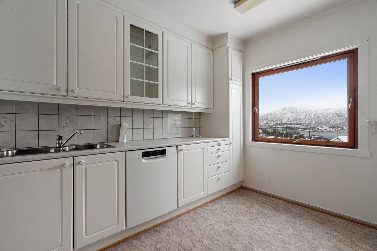 Nydelig utsikt også fra kjøkkenet.